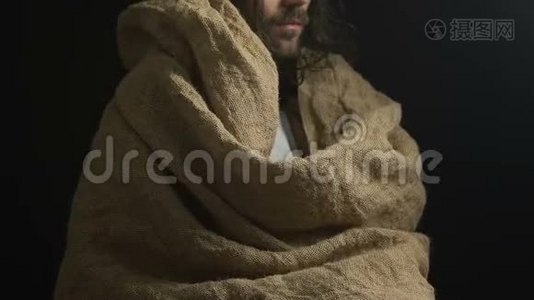 耶稣穿着长袍，露出面包，帮助饥饿的人，上帝的仁慈和怜悯视频