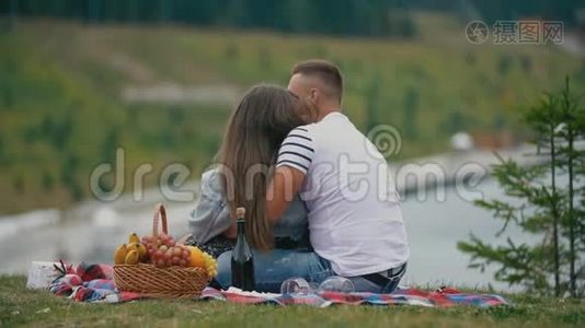 一对野餐接吻视频