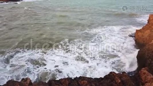 海浪撞击岩石视频