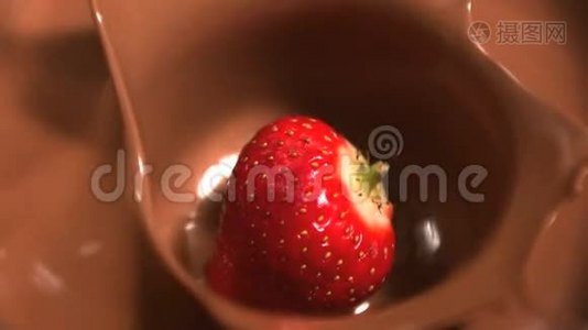 草莓掉进融化的巧克力里视频