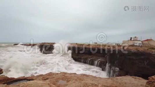 暴风雨的海浪冲击着岩石视频