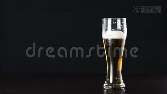 啤酒倒在玻璃杯里视频