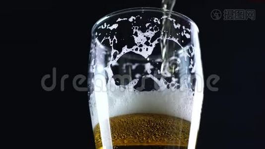 啤酒倒在玻璃杯里视频