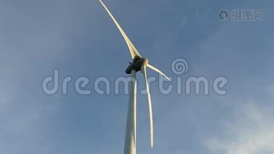 一座小山里的风力发电厂视频