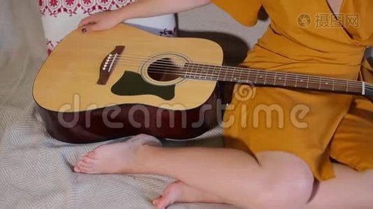 吉他在女孩`腿上视频