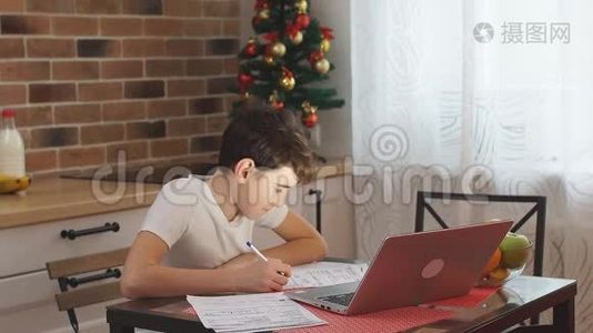小男孩在家学习视频