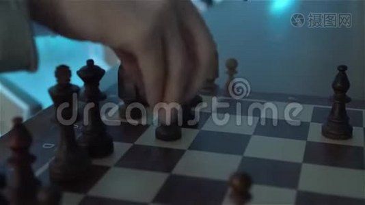 手在移动国际象棋视频
