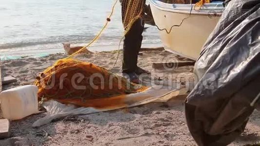 费舍尔在沙滩上堆放渔网。视频