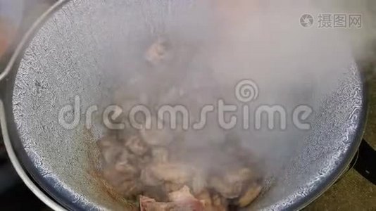 把猪肉煮到大锅里视频