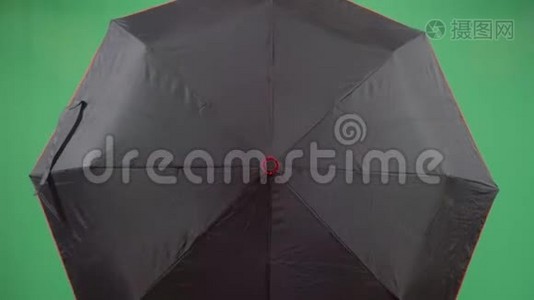 带伞的女探险家视频