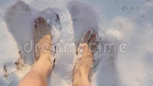 光着脚在雪地里视频