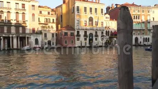 日落时威尼斯运河的景色。视频