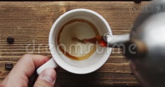 大咖啡机出品的咖啡杯视频