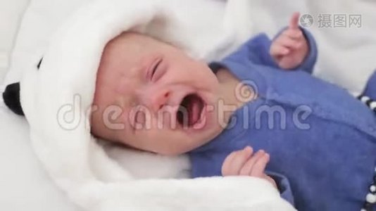 在婴儿床上哭的男婴视频
