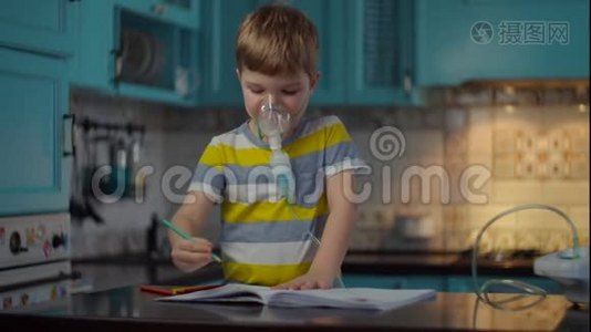 小男孩使用吸入器治疗流感或呼吸道病毒等疾病，并在家用彩色铅笔画画视频