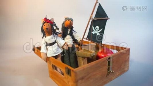 一艘海盗玩具船的特写。视频