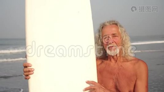 一个有冲浪板的成熟老人的肖像。 在职老年视频