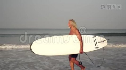 积极运动养老者.. 成熟的白发男人正在冲浪。 有冲浪板的老头视频
