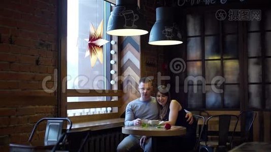 浪漫的情侣在咖啡店喝咖啡视频