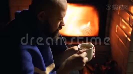冬天晚上，留着胡子的人在壁炉旁喝热茶视频