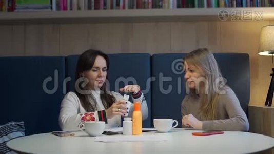 妇女向咖啡厅客户提供传销产品视频