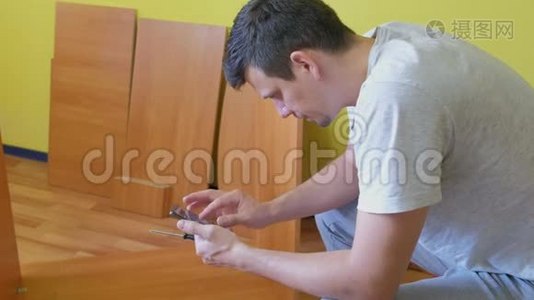 人在智能手机中寻找指令收集桌子的肖像，侧面视图。视频