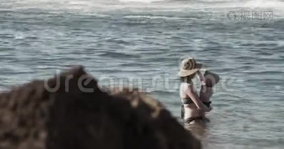 妈妈和小女孩在海滩上玩得很开心。视频