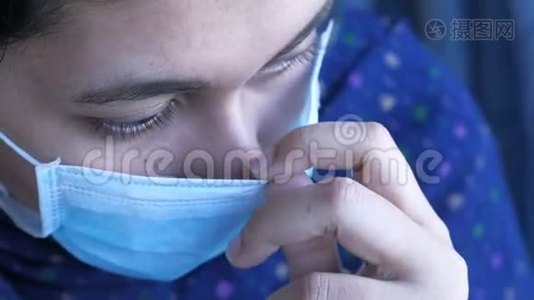 室内医用面罩的年轻女子视频