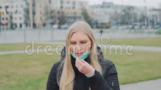 在街上给她脸上戴医疗面罩的年轻女子视频