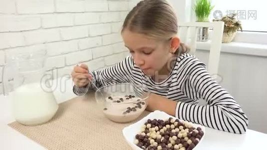 孩子在早餐时吃牛奶和谷类食品，孩子在厨房，青少年女孩在用餐时品尝健康食品，营养视频