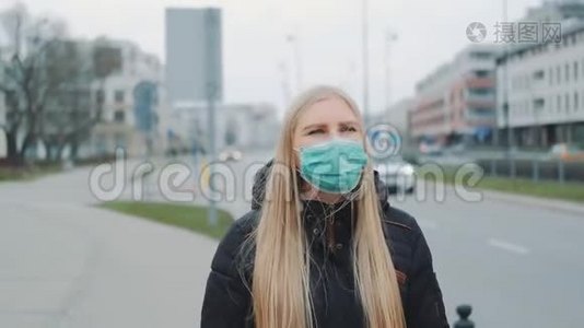 戴着医用冠状病毒面具的妇女在街上行走视频