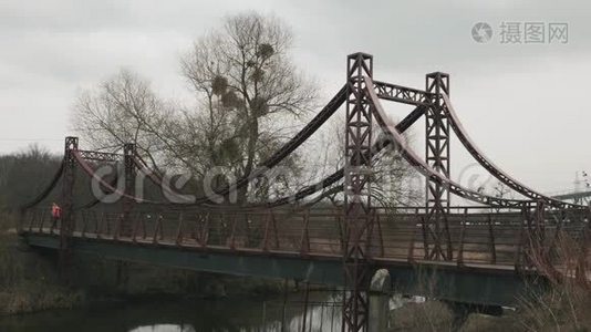 在公园的跑步训练中，女人和男人都在微笑和交谈。 一对肥胖的白种人运动员在新娘面前慢跑视频