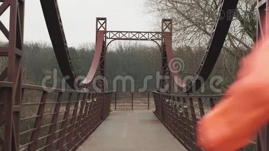 在帕克兰，一对年轻的运动夫妇在桥上奔跑。 穿着鲜艳运动装慢跑的男女运动员视频