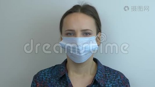冠状病毒感染妇女正在摘下保护性医疗面罩和硬呼吸，肖像。 年轻的白种人女性视频