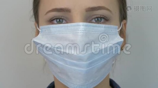 年轻白种人女性在检疫后摘下保护性医疗面罩。 对Covid-19冠状病毒的大流行保护。 妇女视频