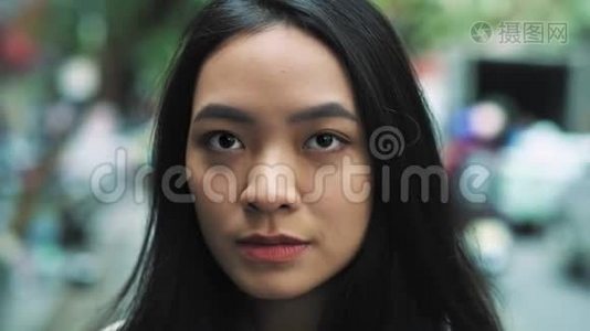 严肃的越南女人的肖像视频