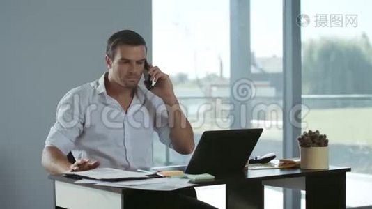 商人用手机上班。 集中自由职业者的电话。视频