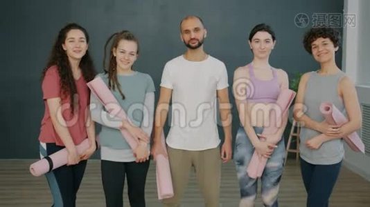 瑜伽团体男女站在一起微笑的肖像视频