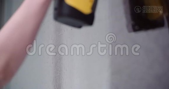 清洁-女性用清洁剂清洁窗户视频