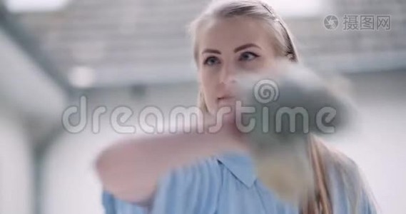 清洁-女性用清洁剂清洁窗户视频