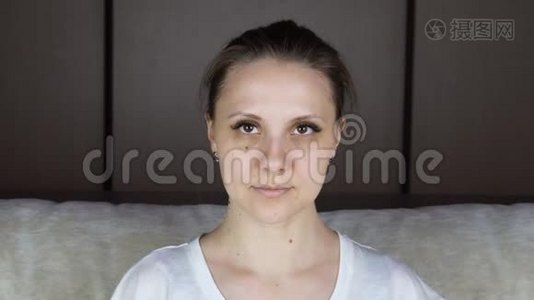 美女在脸上涂护肤霜，护肤治疗理念视频