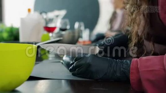 厨房烹饪食品中切割茄子时手套中女性手的特写视频