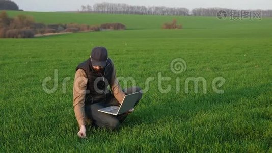 农夫在地里用笔记本电脑干活视频