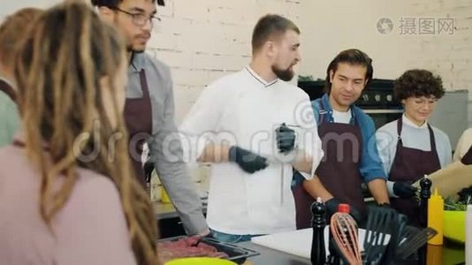 帅哥厨师磨刀教学烹饪课室内学生视频