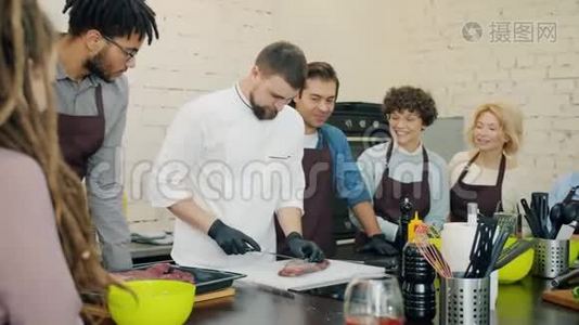 专业厨师在烹饪学校烹饪大师班切肉视频