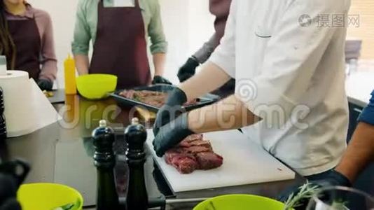男厨师做肉餐教学组学生烹饪课视频