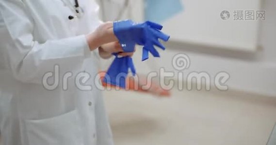 带上手套的女科学家视频