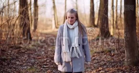 秋天积极女性在树林中散步的肖像视频
