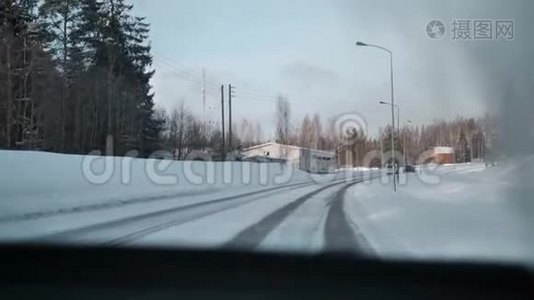 芬兰的冬季公路。视频
