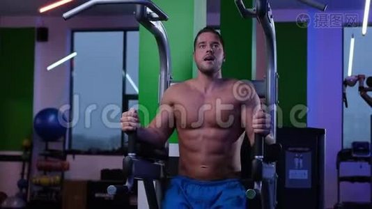 肌肉男在健身房接受训练视频